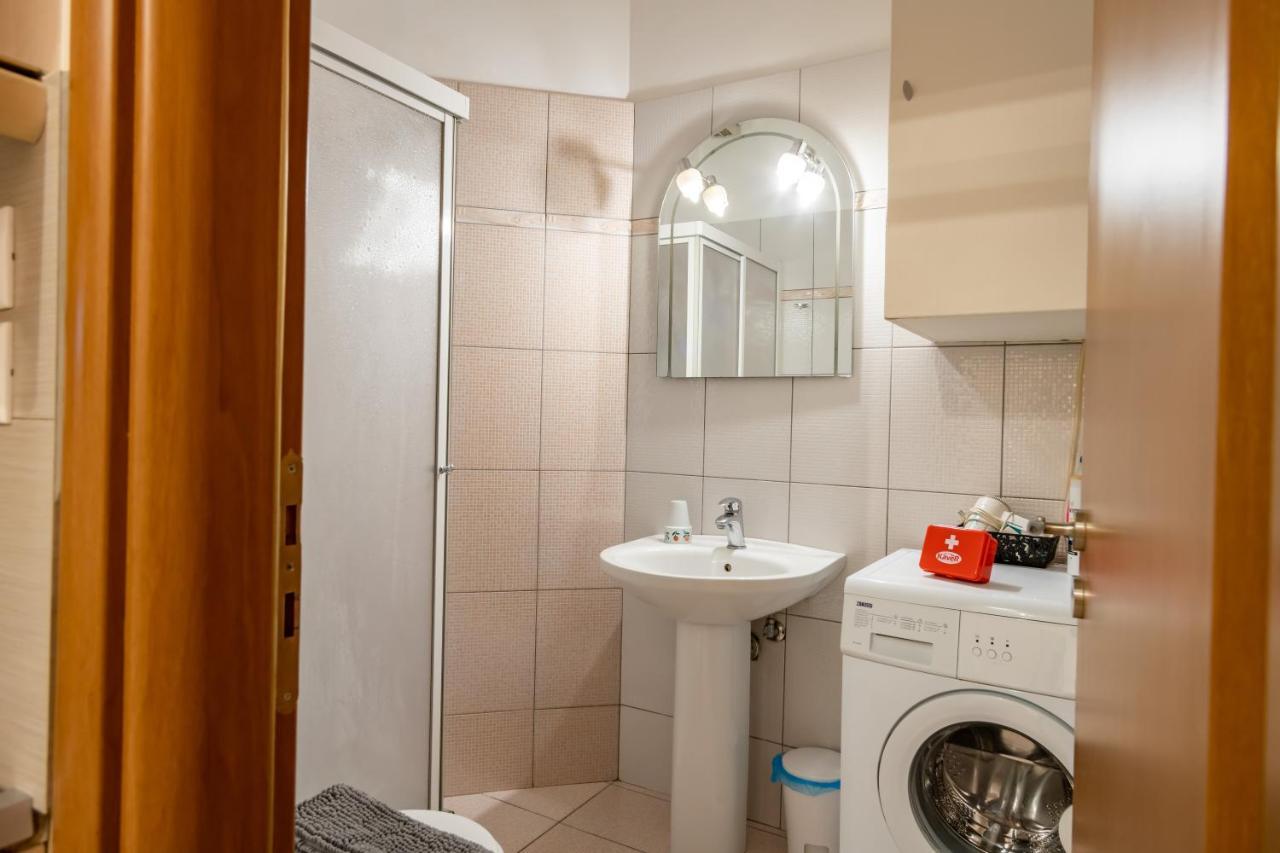 Flat In Excellent Location With Private Parking Apartment Atena Exterior foto