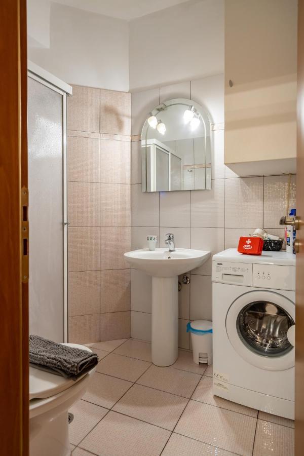 Flat In Excellent Location With Private Parking Apartment Atena Exterior foto